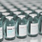 Covid-19: un milliard de doses de vaccins administrées, et un record mondial de nouveaux cas...