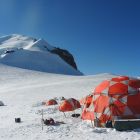 L'évolution paradoxale des glaciers de très haute altitude dans le massif du Mont-Blanc