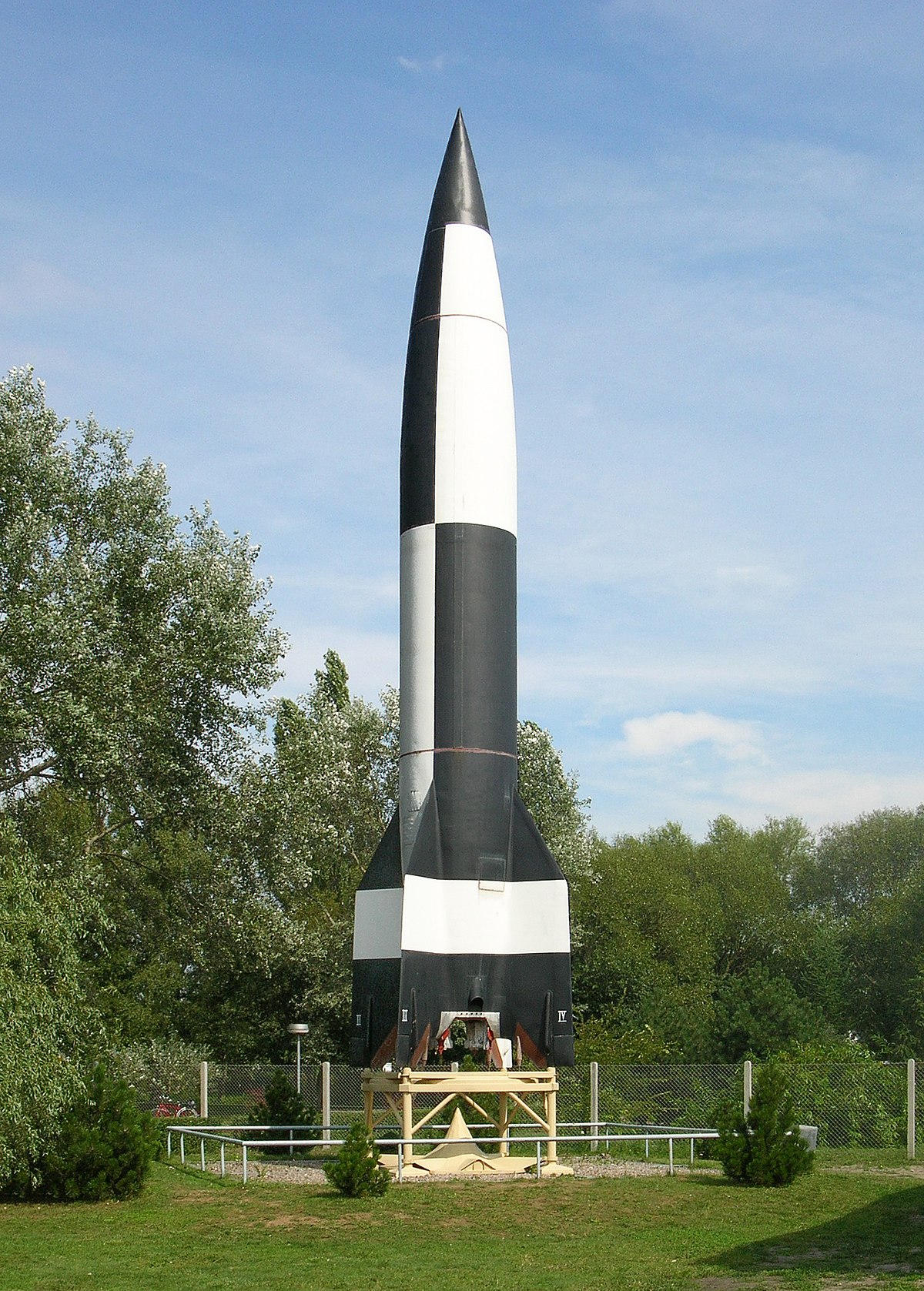 Le 03 Octobre 1942 : le Premier lancement réussi du V2 (missile) Fusee-v2_f7c1309cb8ed0a4eeb36734d76be0b26